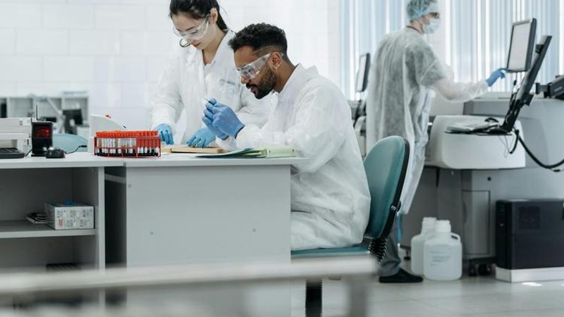 医药OEM代工与贴牌：本质区别与行业应用